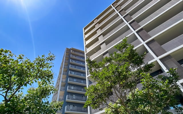 青空の下にそびえる綺麗なマンション